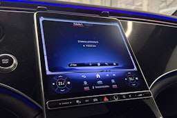 sininen Mercedes-Benz EQE SUV 2023 kuva 24.