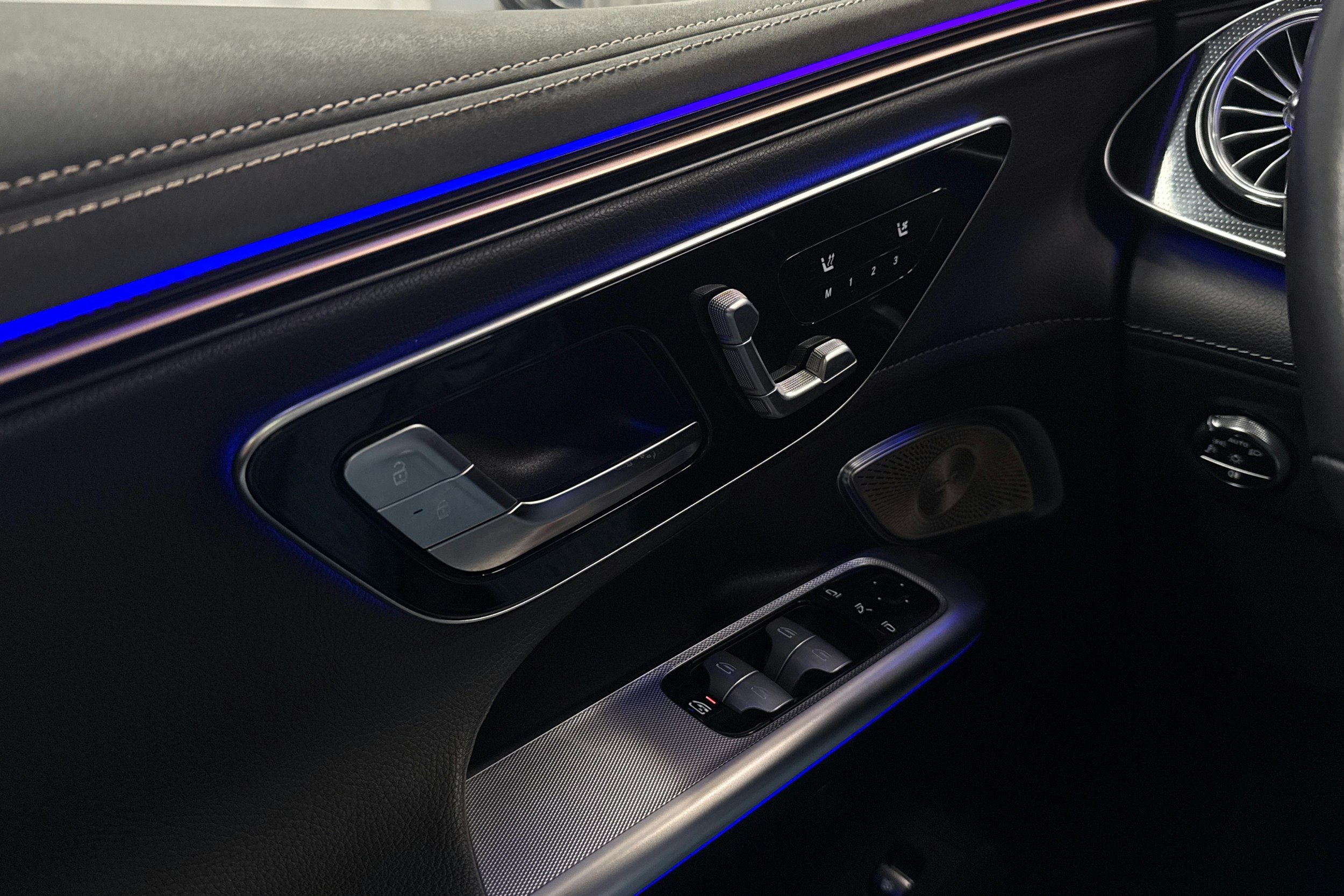 sininen Mercedes-Benz EQE SUV 2023 kuva 25.