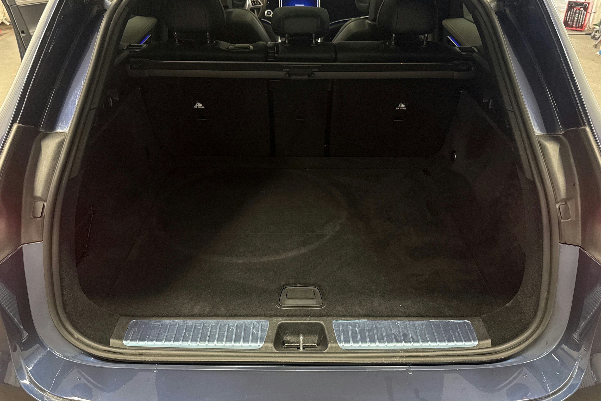 sininen Mercedes-Benz EQE SUV 2023 kuva 28.