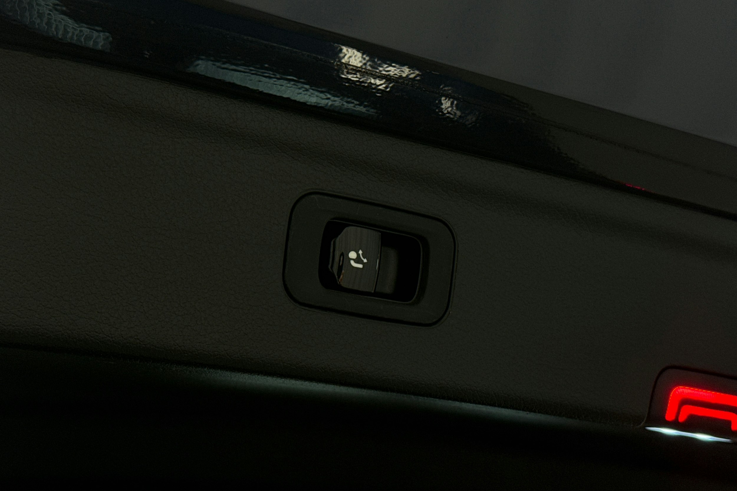 sininen Mercedes-Benz EQE SUV 2023 kuva 29.