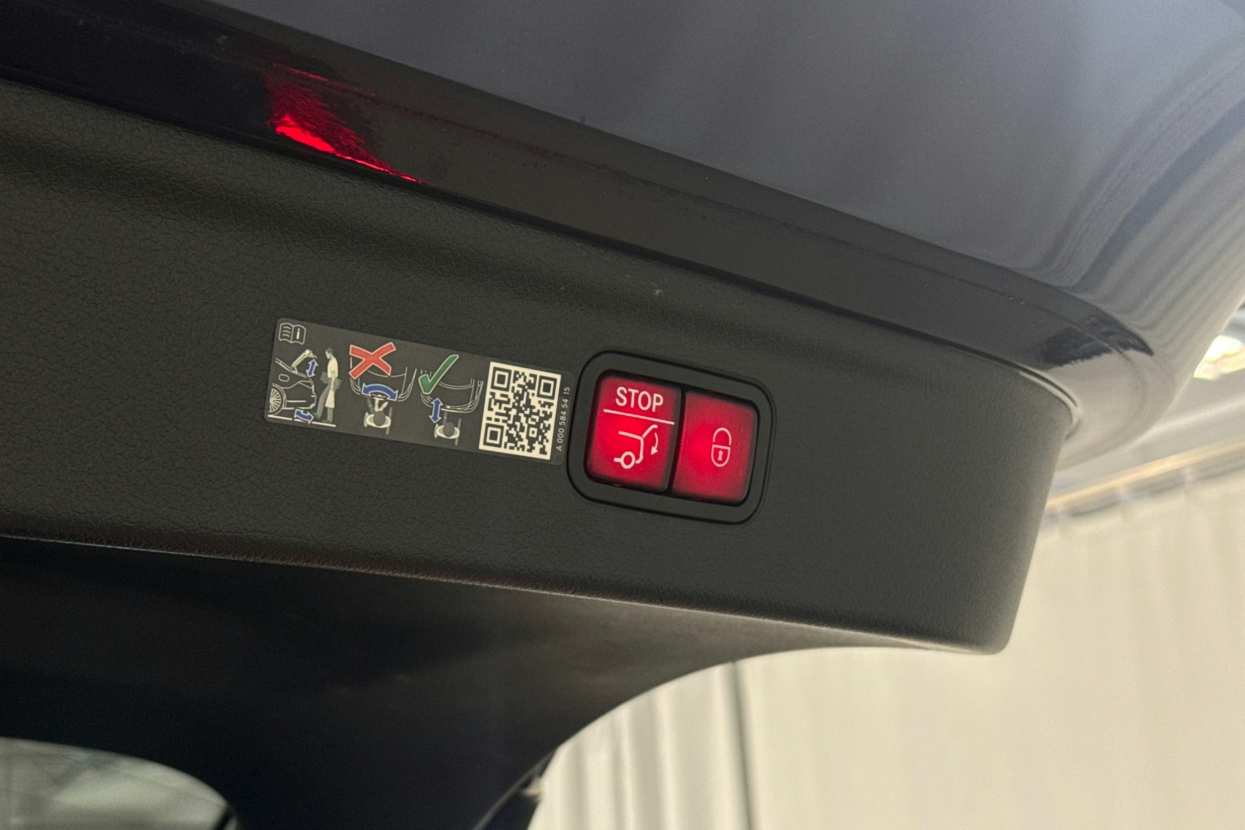 sininen Mercedes-Benz EQE SUV 2023 kuva 30.