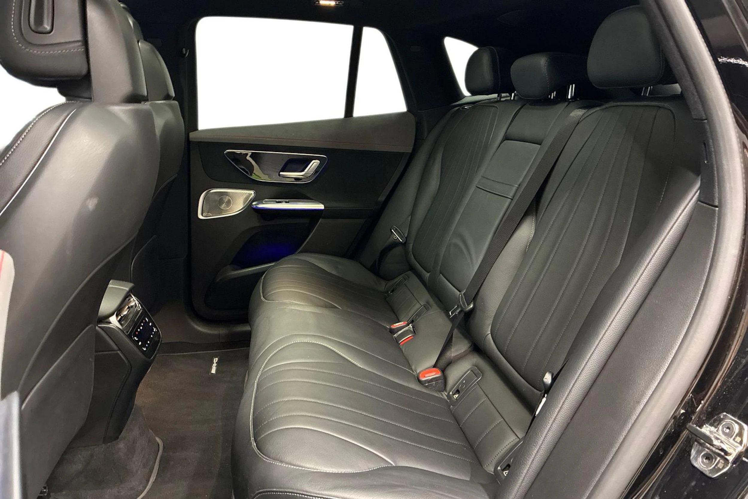 musta Mercedes-Benz EQE SUV 2023 kuva 8.