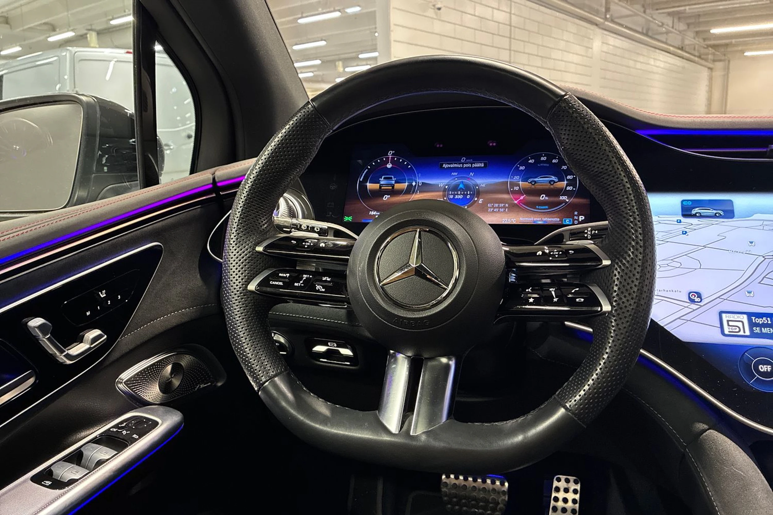musta Mercedes-Benz EQE SUV 2023 kuva 12.