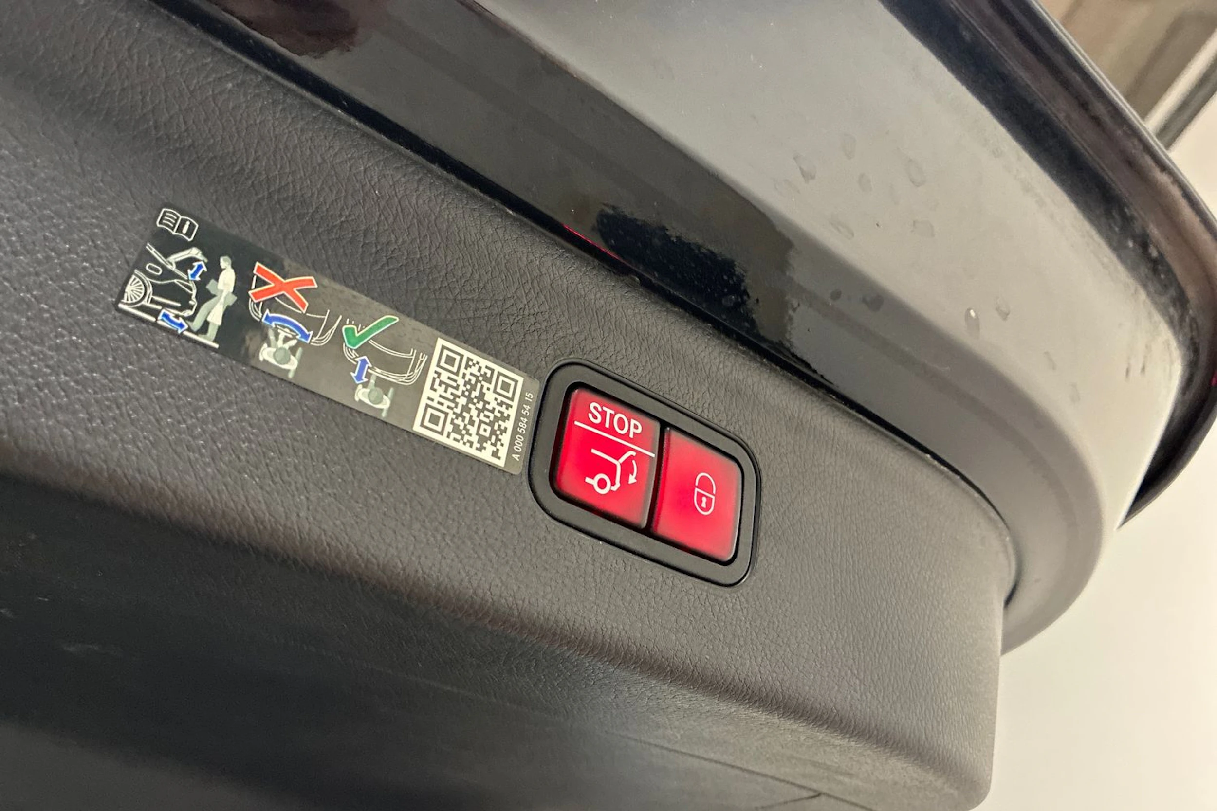 musta Mercedes-Benz EQE SUV 2023 kuva 32.