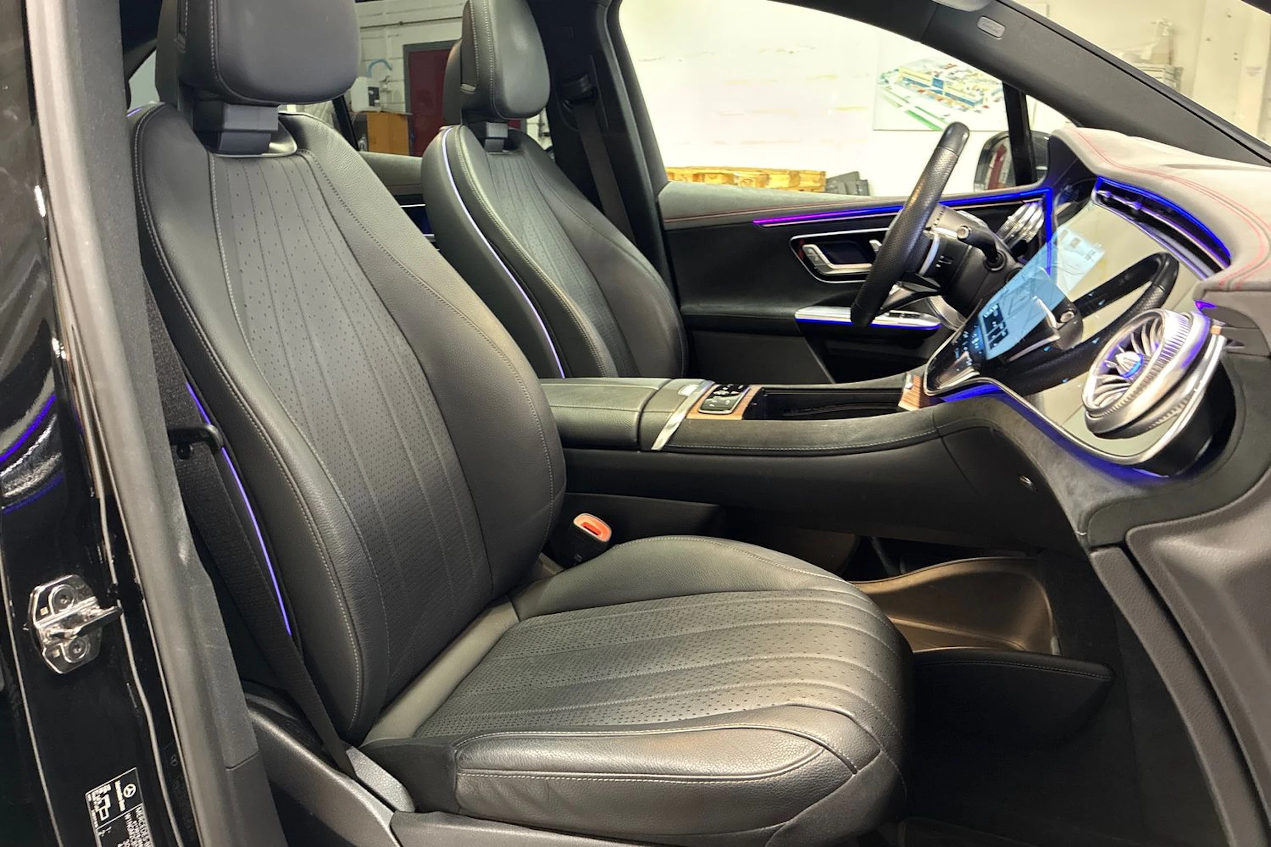 musta Mercedes-Benz EQE SUV 2023 kuva 33.