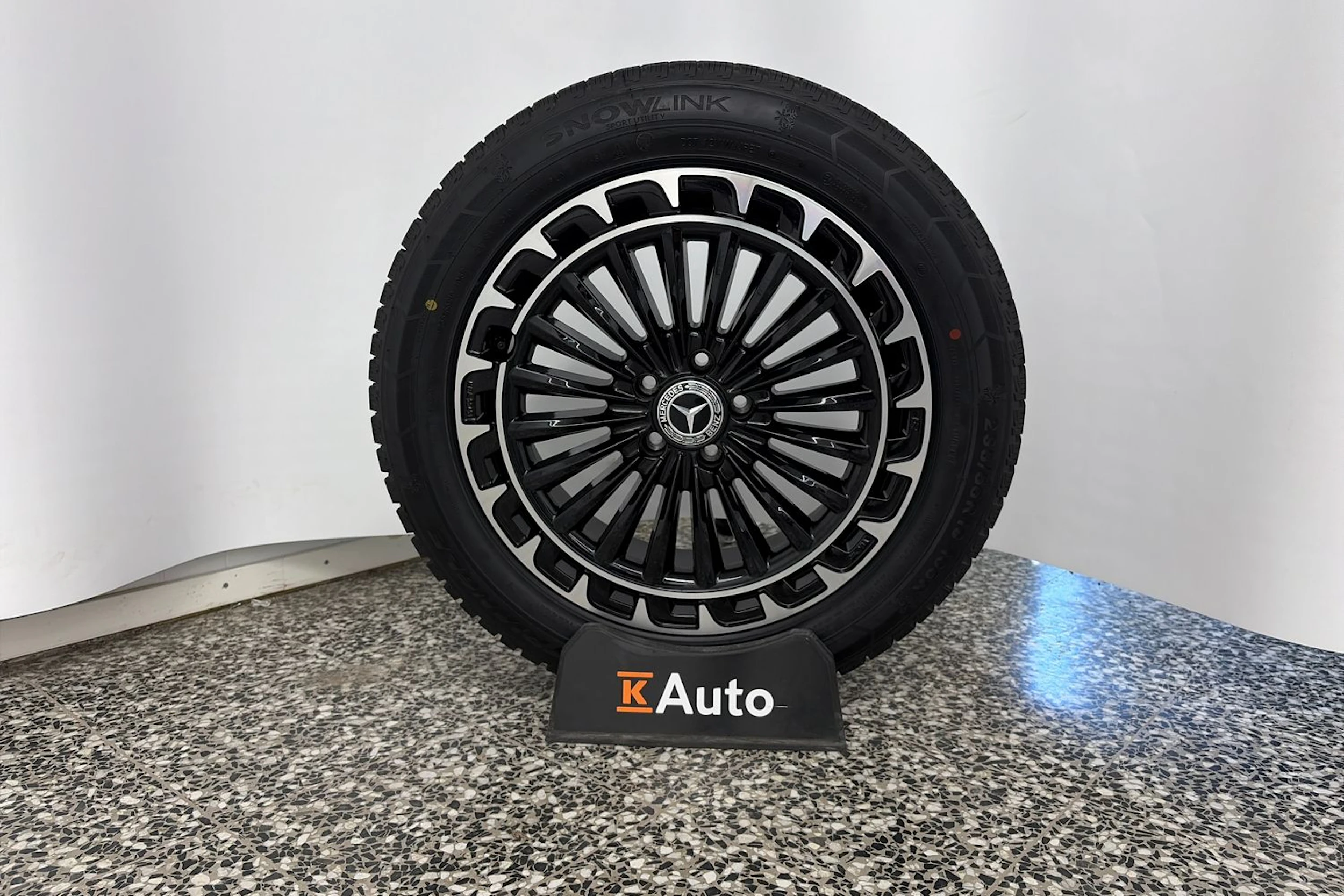 Harmaa Mercedes-Benz EQE SUV 2023 kuva 10.