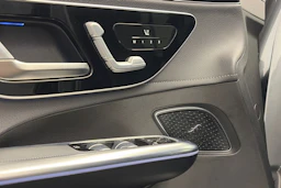 Harmaa Mercedes-Benz EQE SUV 2023 kuva 14.