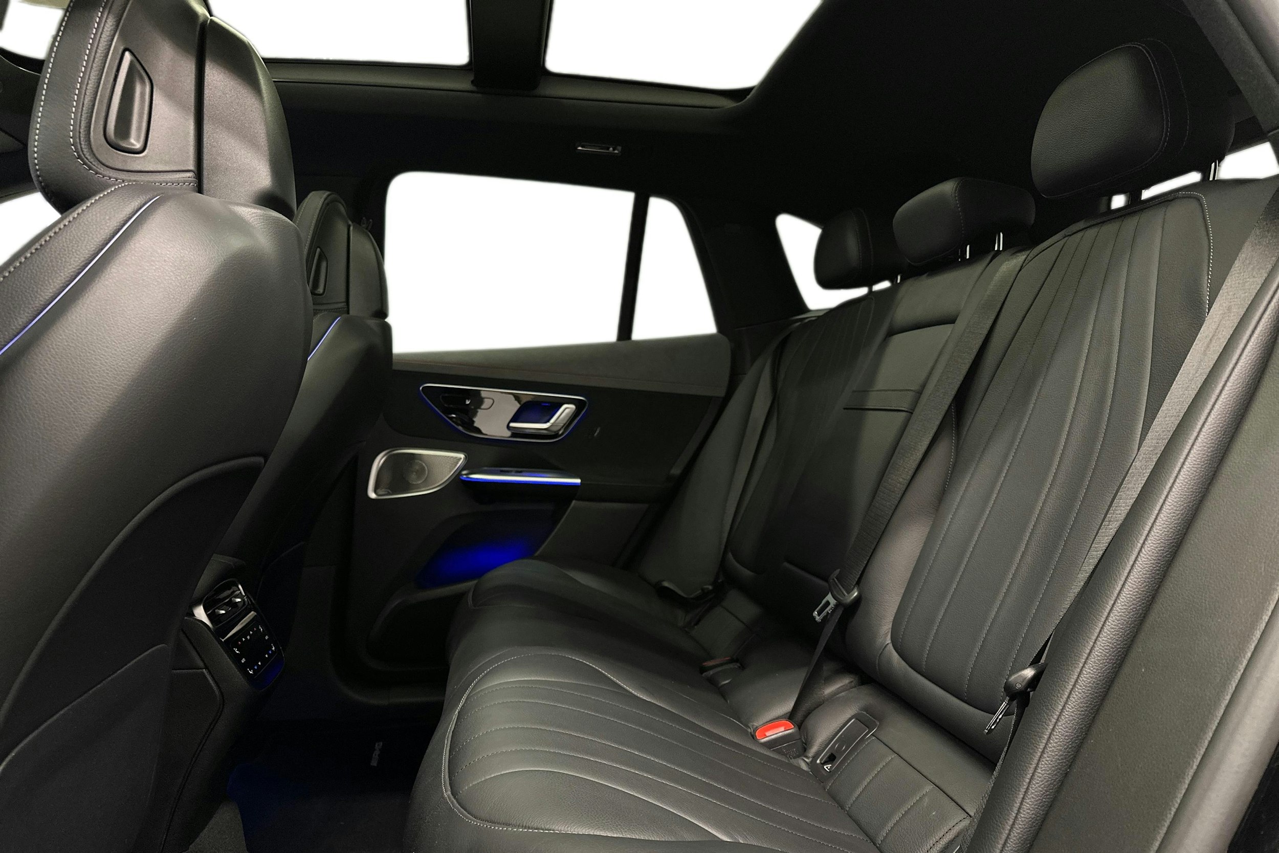musta Mercedes-Benz EQE SUV 2023 kuva 10.