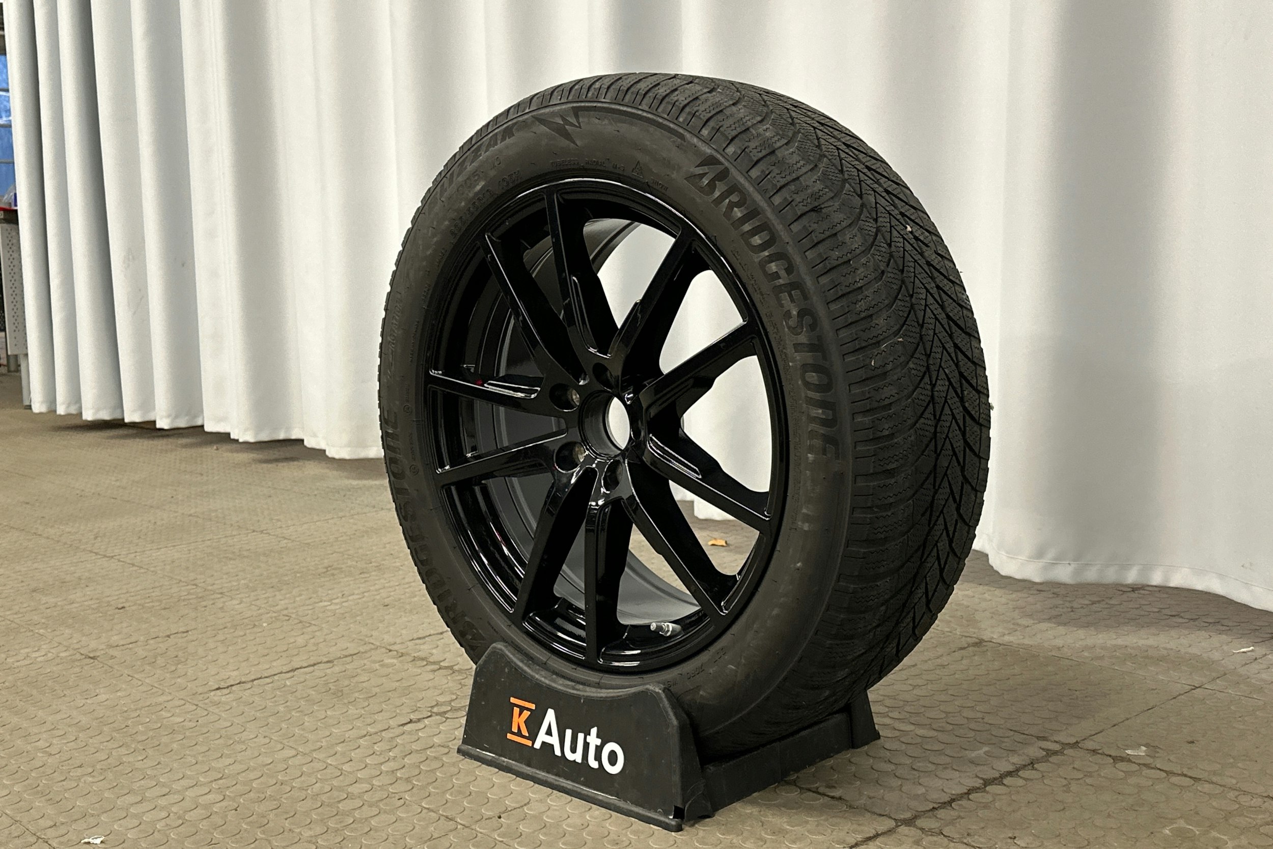 musta Mercedes-Benz EQE SUV 2023 kuva 13.