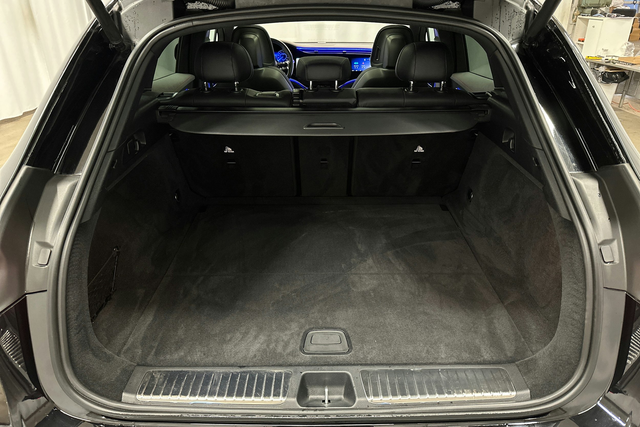 musta Mercedes-Benz EQE SUV 2023 kuva 14.