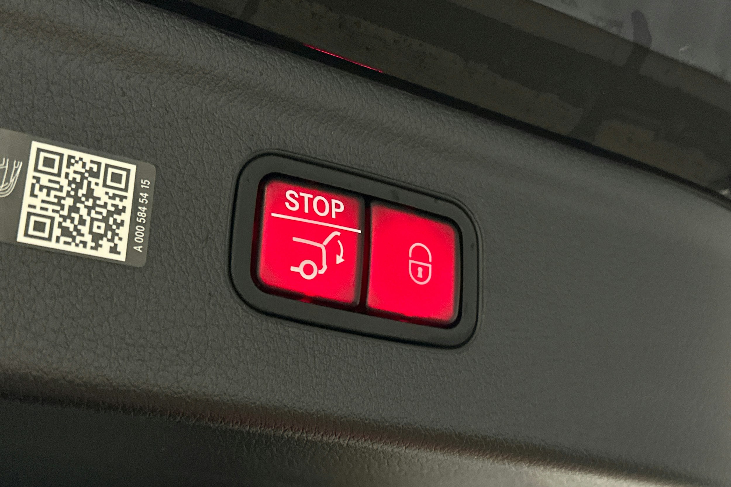 musta Mercedes-Benz EQE SUV 2023 kuva 15.