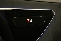 musta Mercedes-Benz EQE SUV 2023 kuva 17.