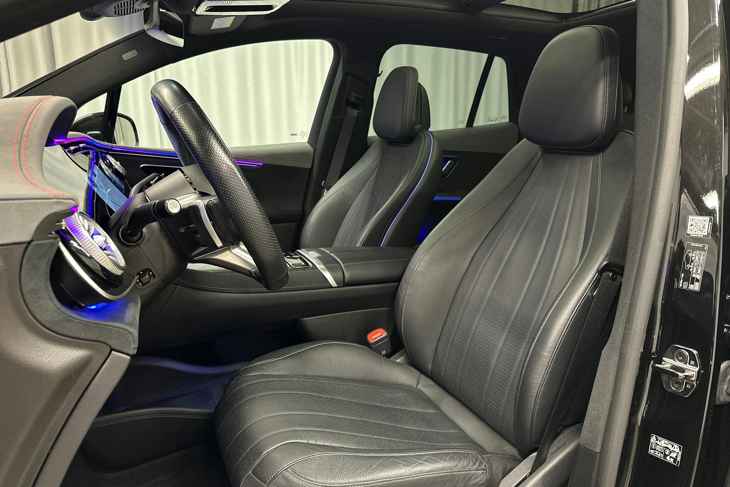 musta Mercedes-Benz EQE SUV 2023 kuva 18.