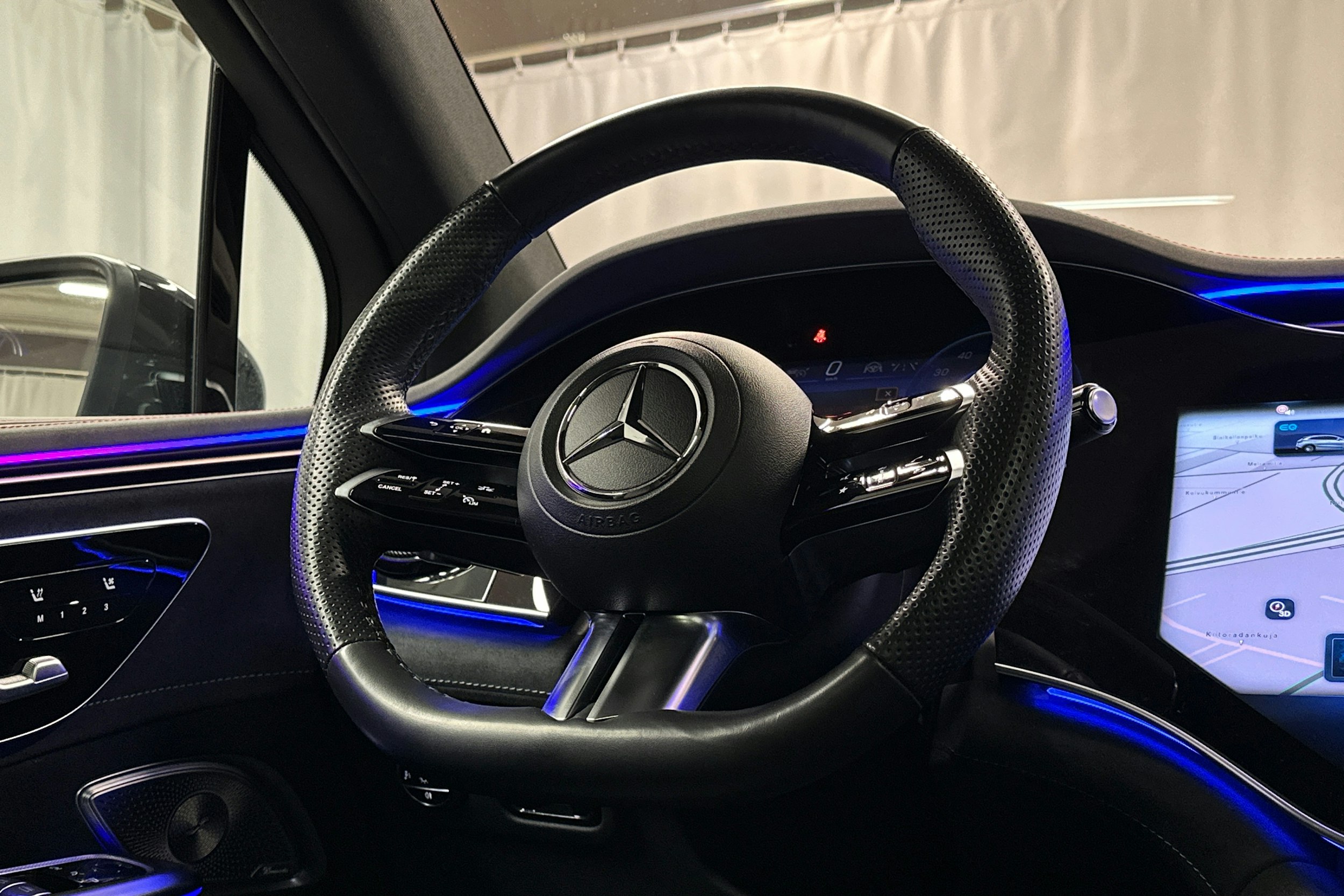 musta Mercedes-Benz EQE SUV 2023 kuva 21.