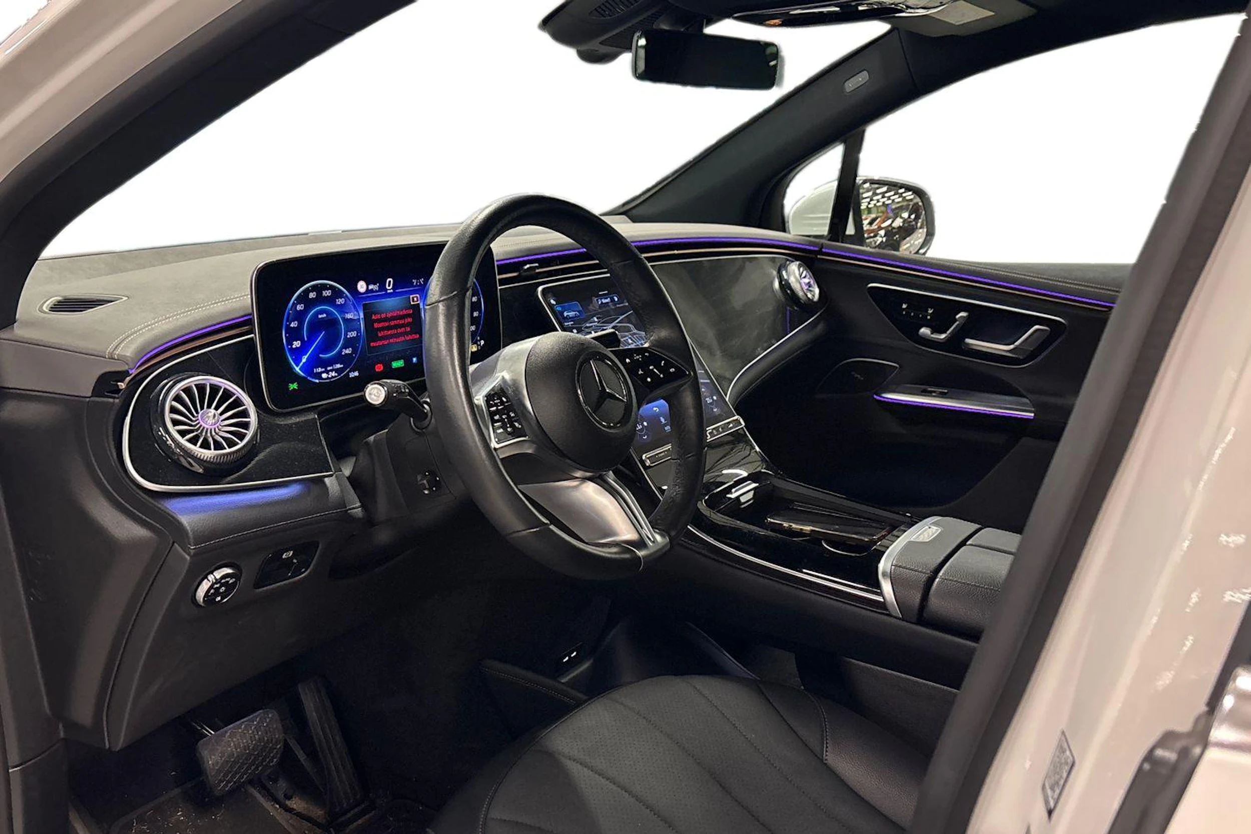 valkoinen Mercedes-Benz EQE SUV 2023 kuva 3.