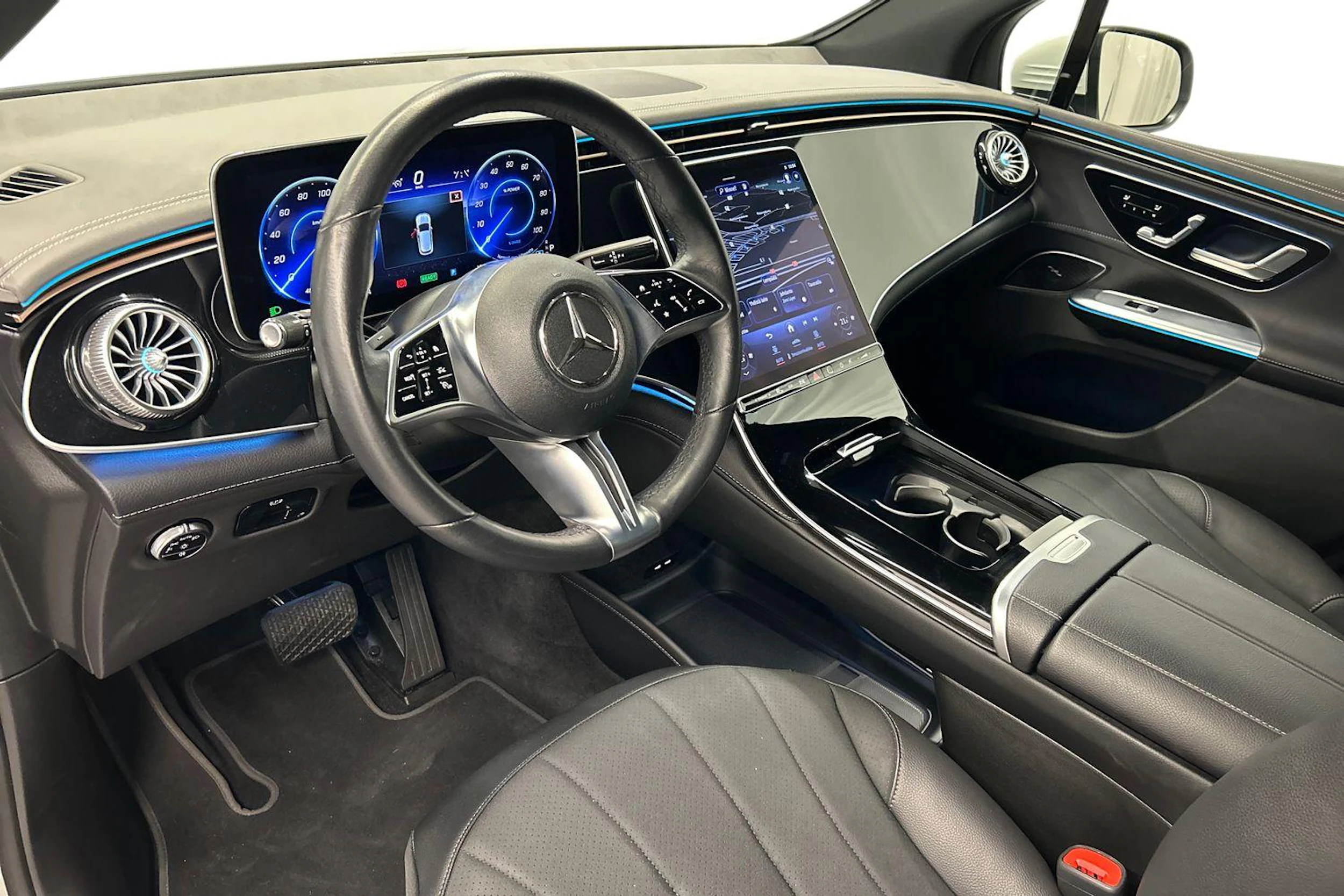 valkoinen Mercedes-Benz EQE SUV 2023 kuva 6.