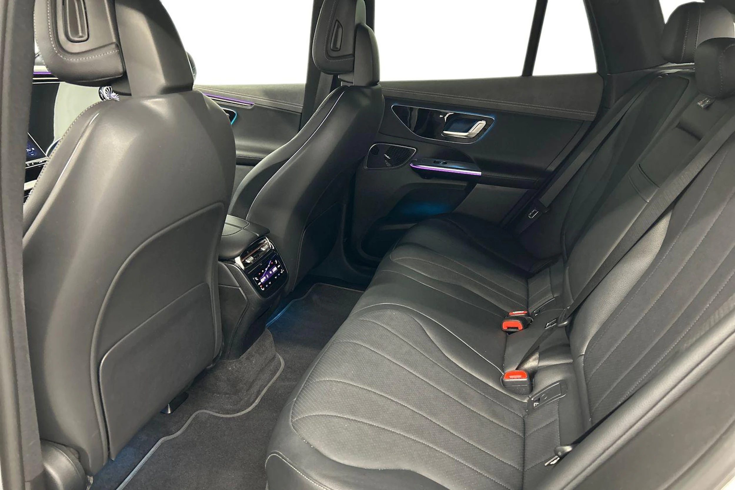 valkoinen Mercedes-Benz EQE SUV 2023 kuva 8.
