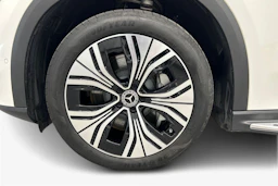 valkoinen Mercedes-Benz EQE SUV 2023 kuva 9.