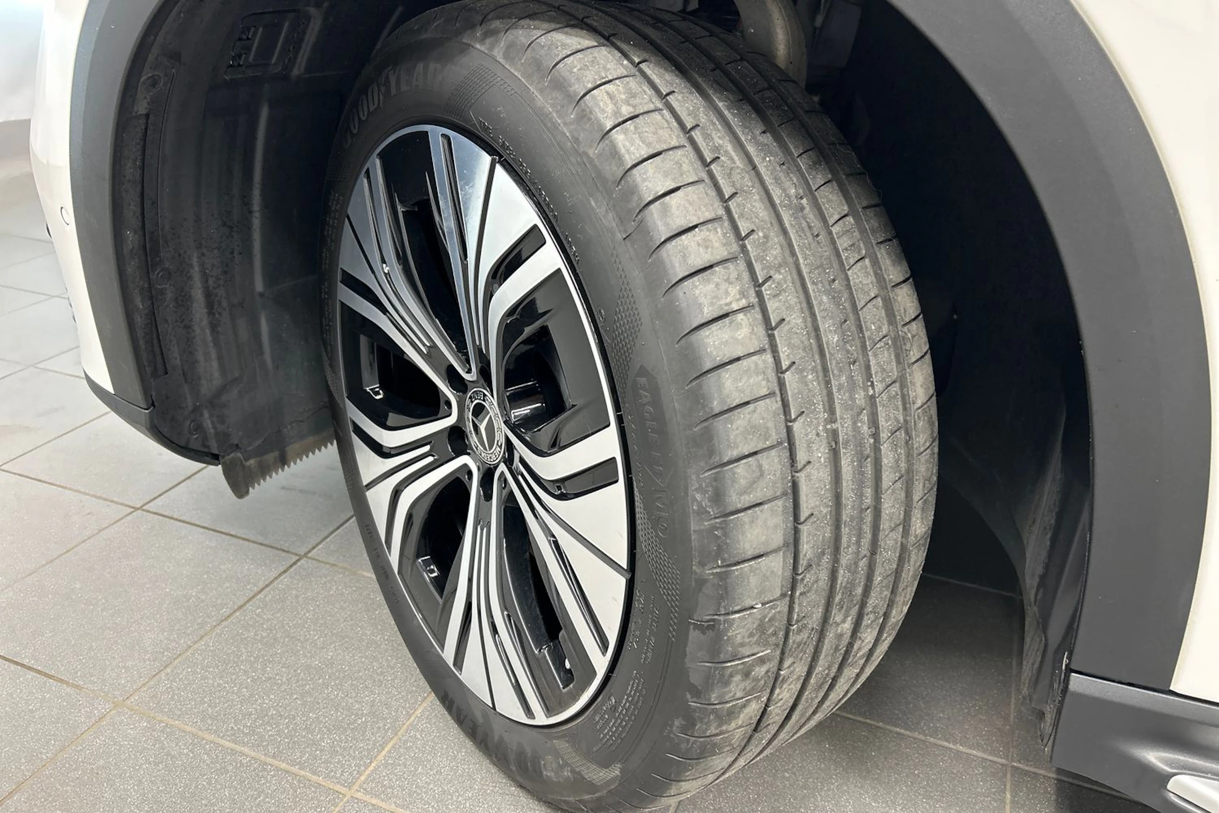 valkoinen Mercedes-Benz EQE SUV 2023 kuva 10.