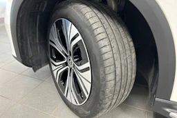 valkoinen Mercedes-Benz EQE SUV 2023 kuva 10.