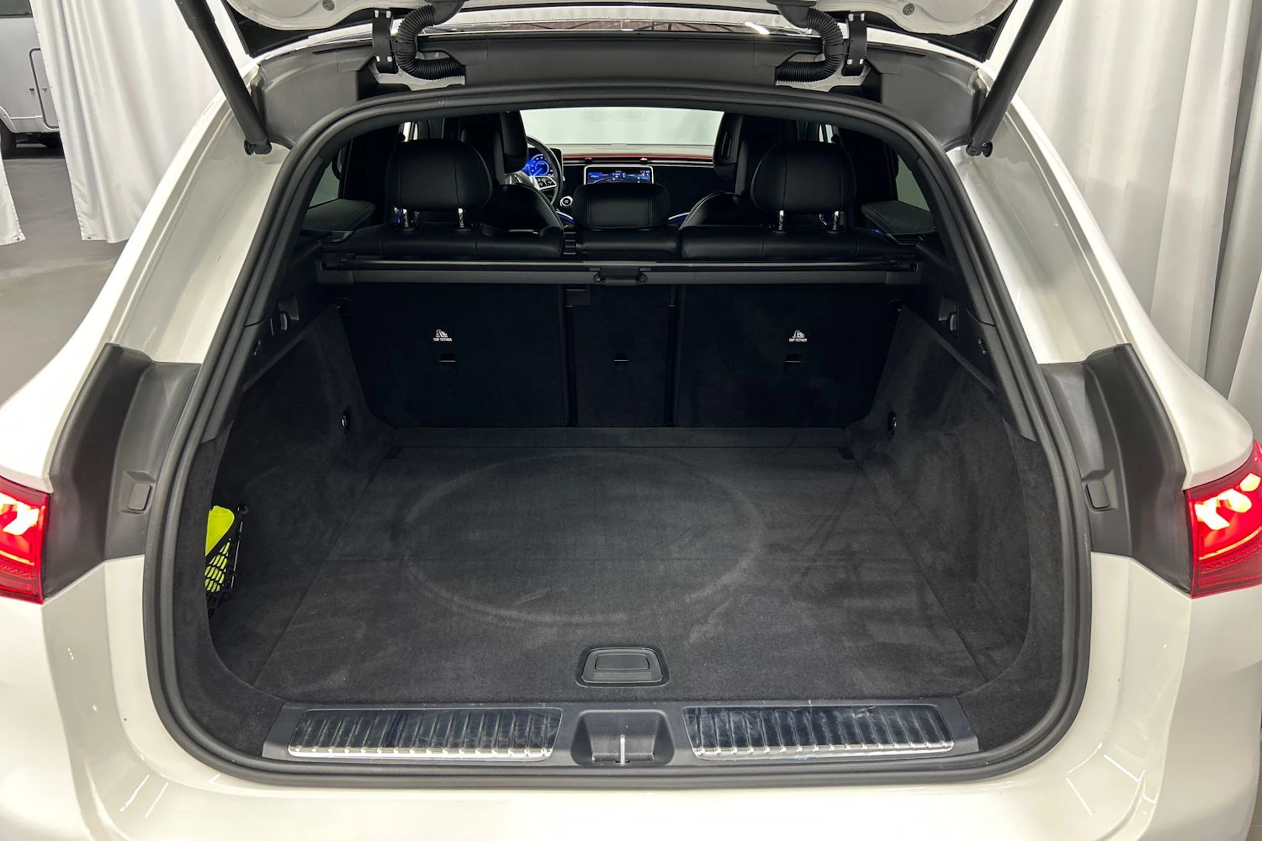 valkoinen Mercedes-Benz EQE SUV 2023 kuva 11.