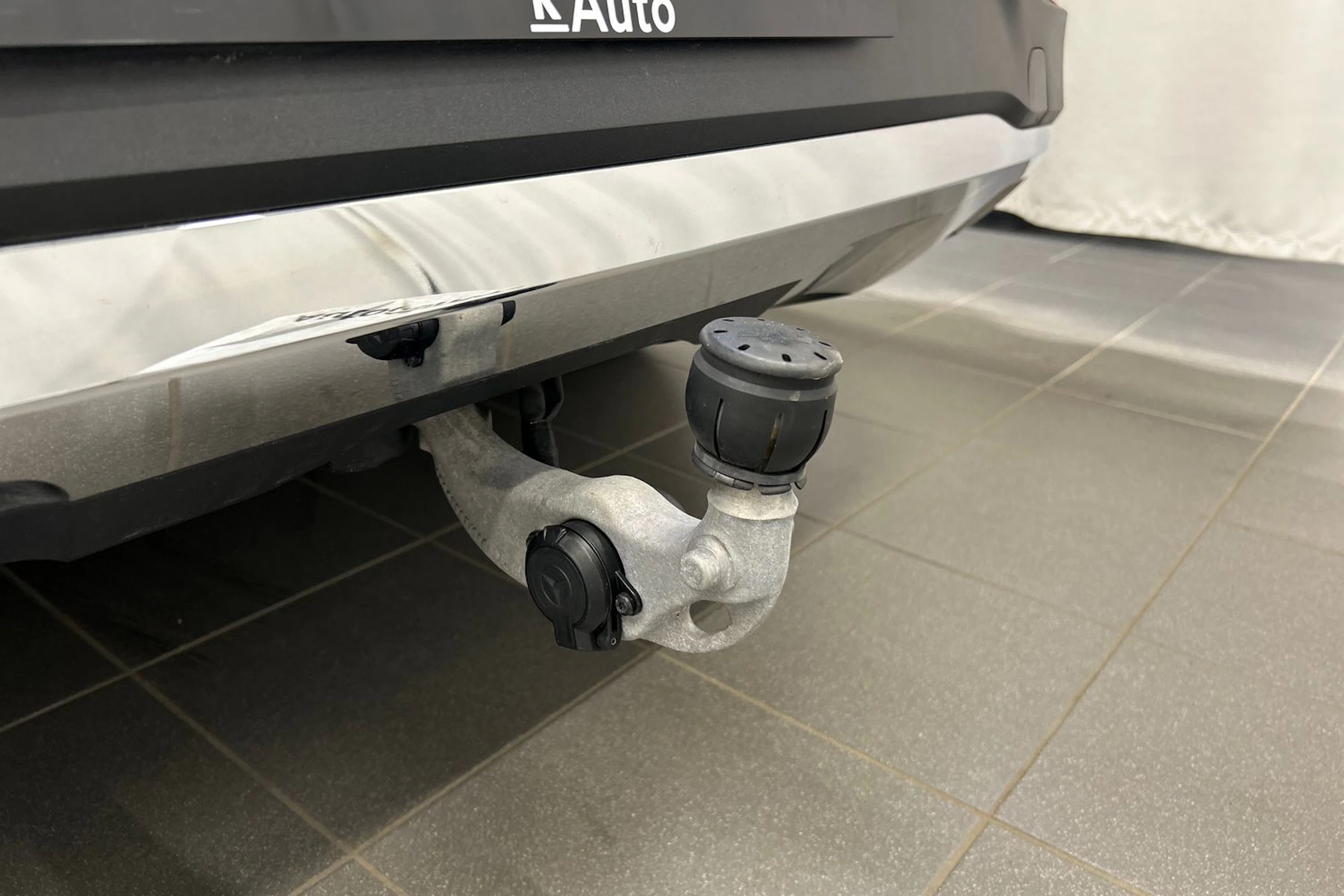 valkoinen Mercedes-Benz EQE SUV 2023 kuva 14.