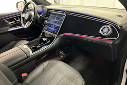 valkoinen Mercedes-Benz EQE SUV 2023 kuva 17.