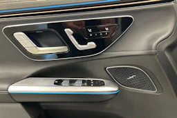 valkoinen Mercedes-Benz EQE SUV 2023 kuva 18.