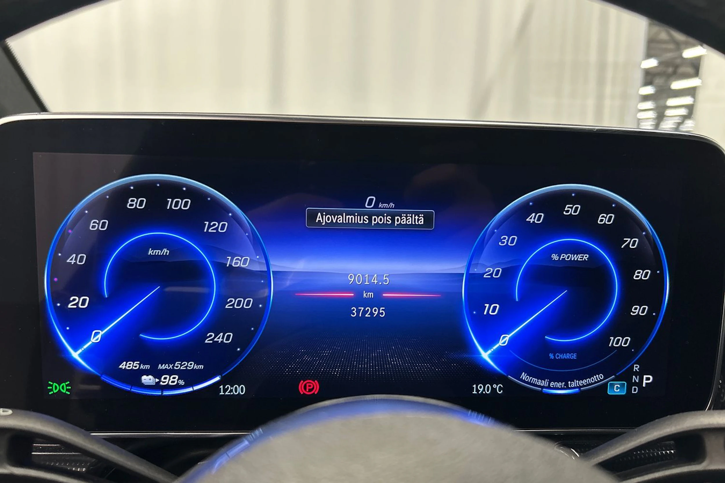 valkoinen Mercedes-Benz EQE SUV 2023 kuva 20.