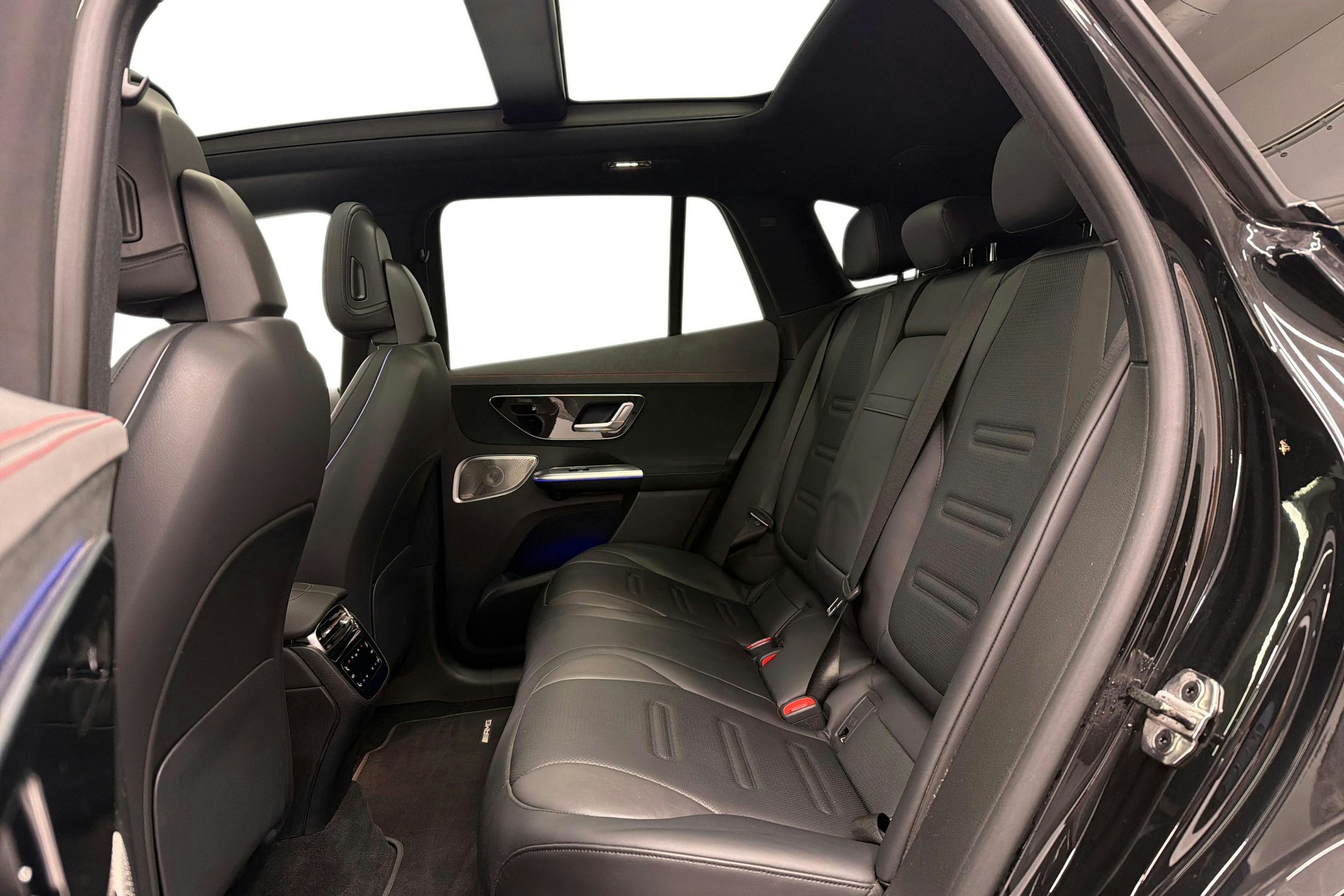 musta Mercedes-Benz EQE SUV 2023 kuva 10.