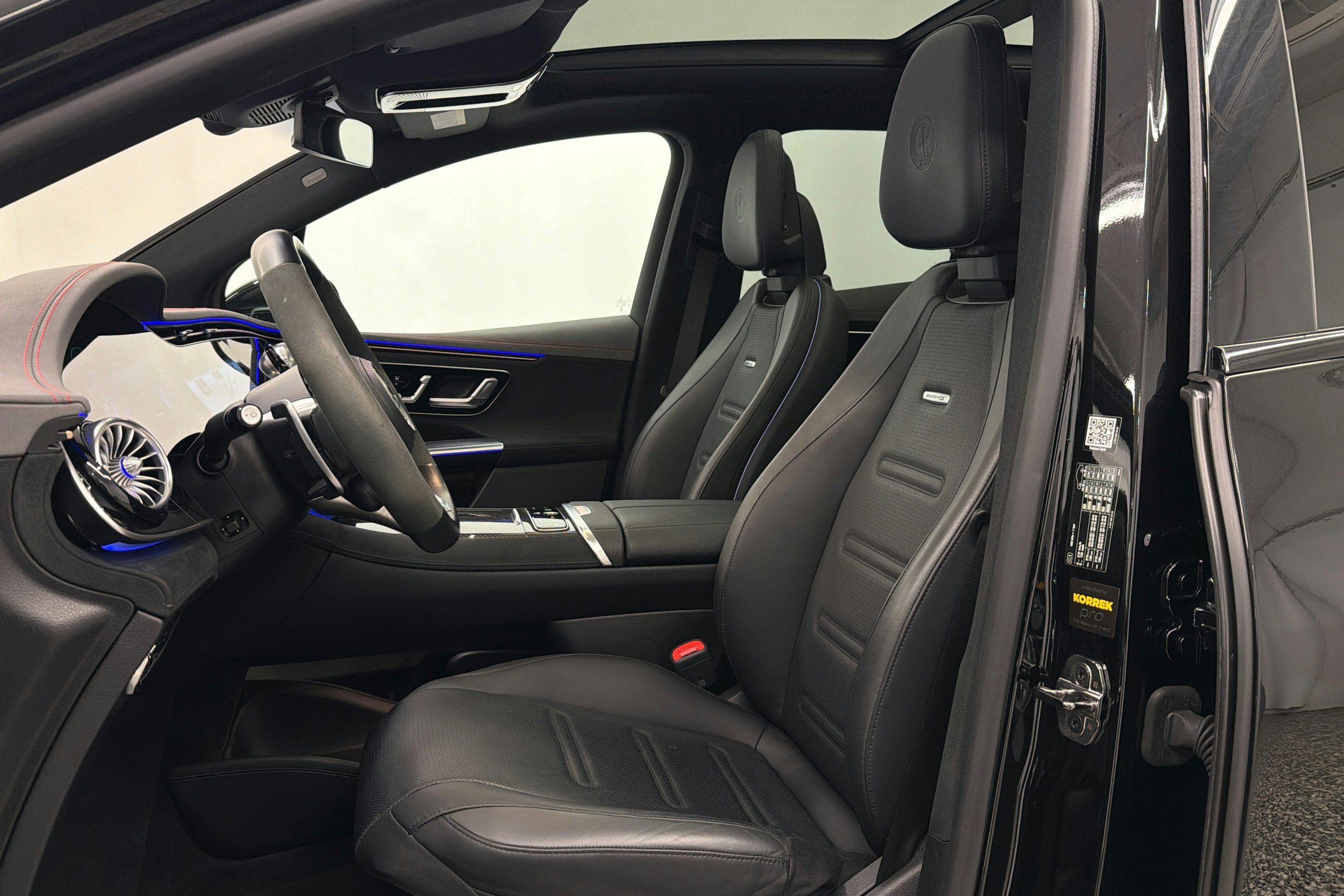 musta Mercedes-Benz EQE SUV 2023 kuva 14.