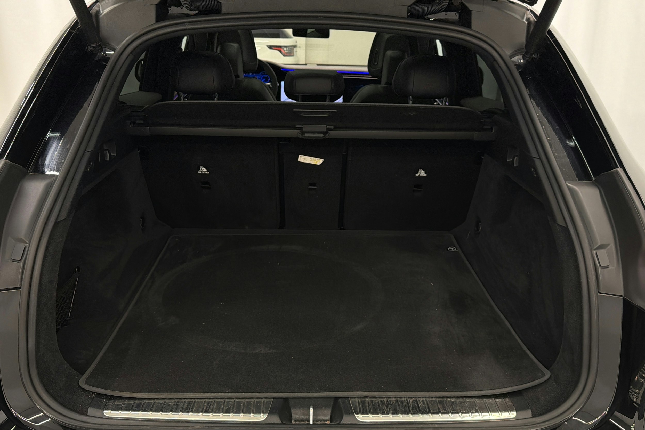 musta Mercedes-Benz EQE SUV 2023 kuva 15.