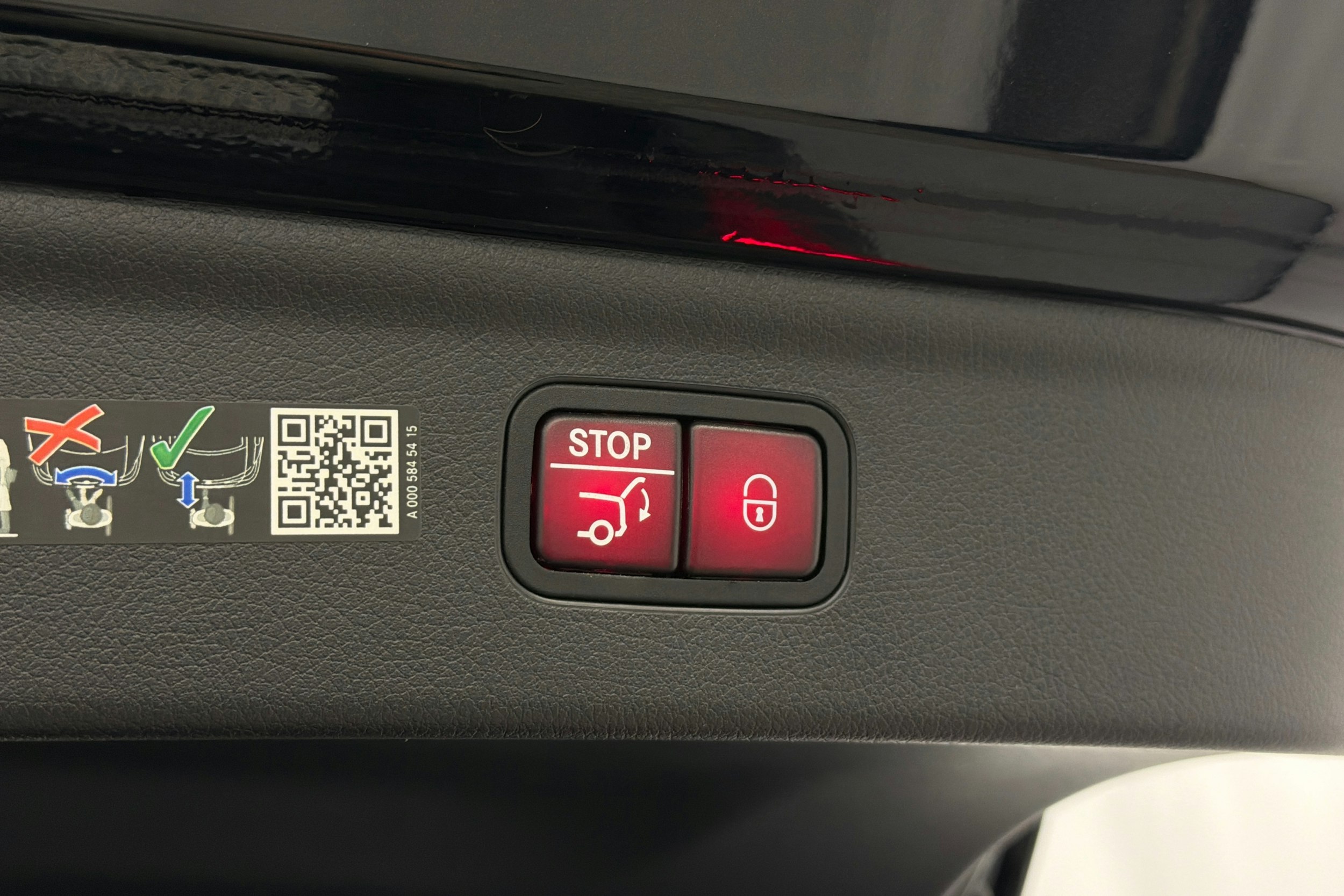 musta Mercedes-Benz EQE SUV 2023 kuva 16.