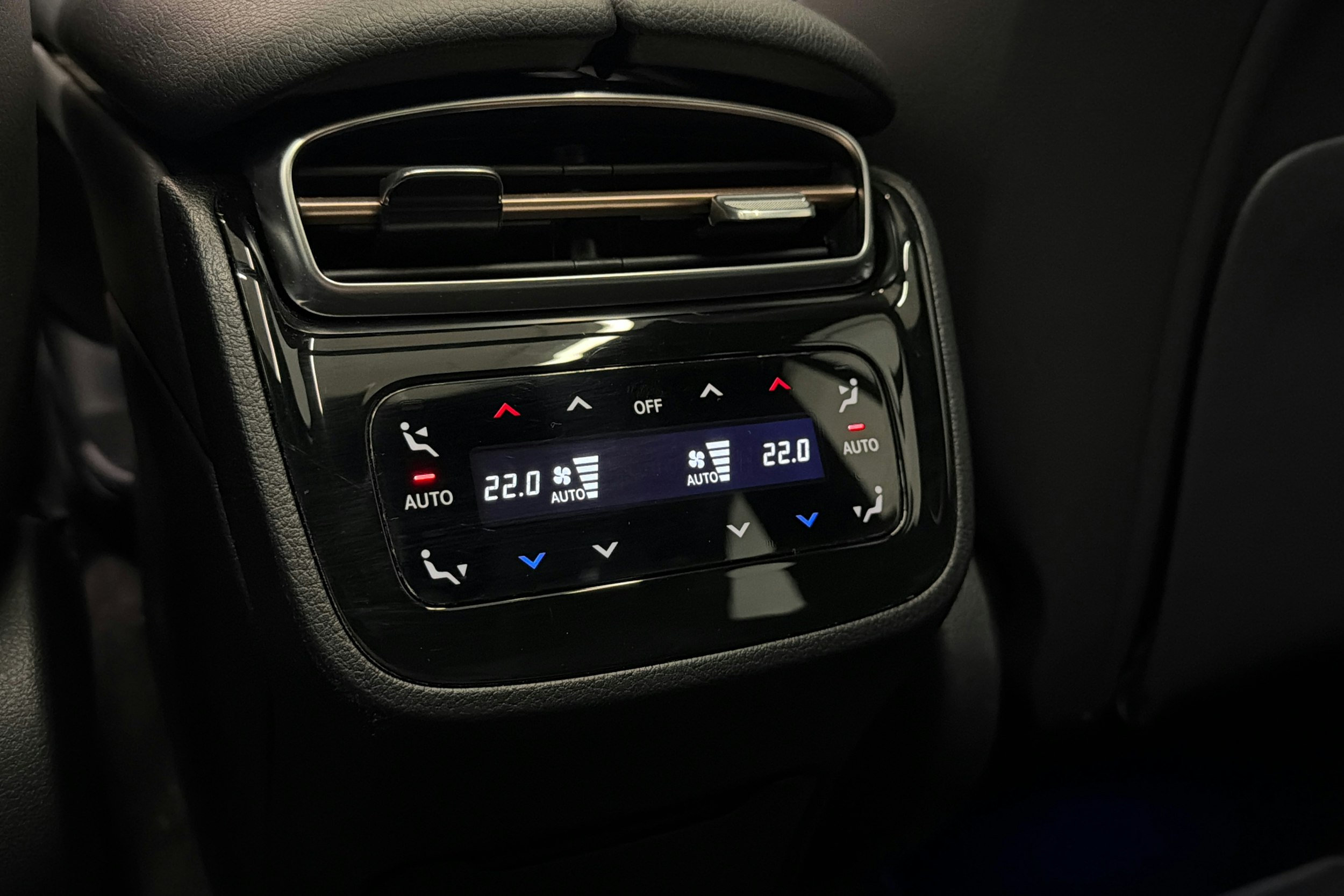 musta Mercedes-Benz EQE SUV 2023 kuva 37.