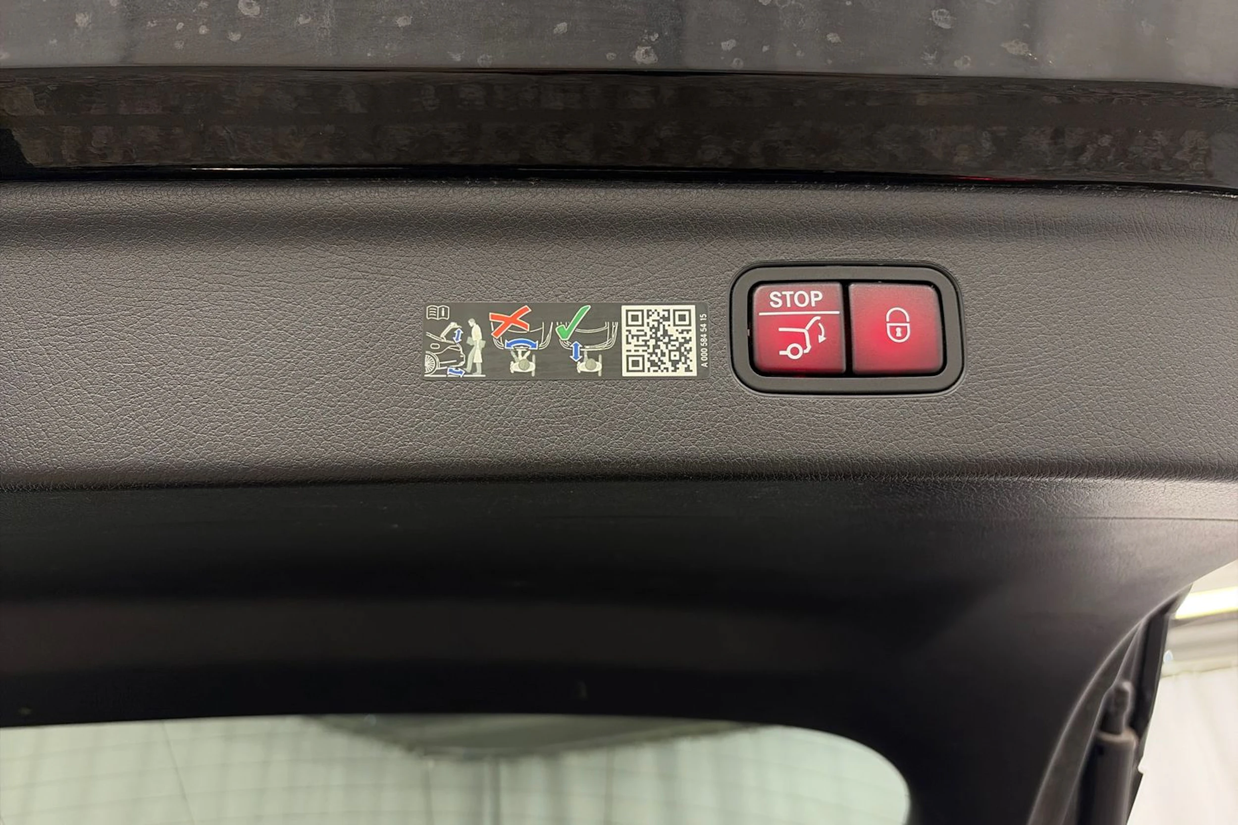Musta Mercedes-Benz EQE SUV 2023 kuva 13.