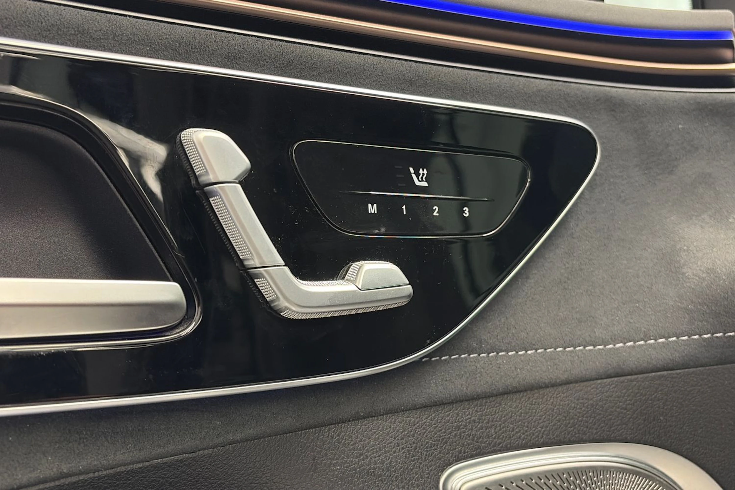 Musta Mercedes-Benz EQE SUV 2023 kuva 15.