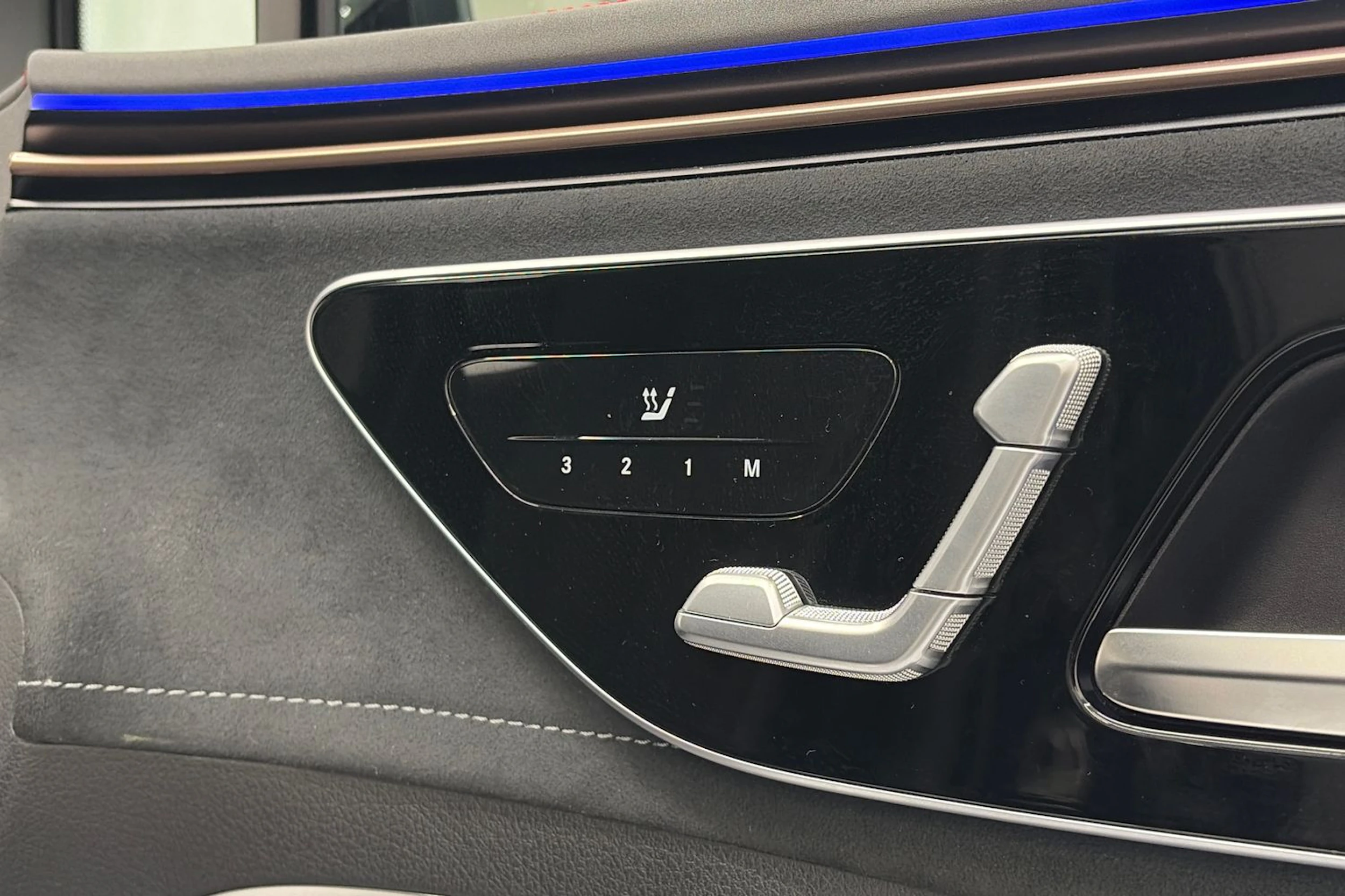 Musta Mercedes-Benz EQE SUV 2023 kuva 17.