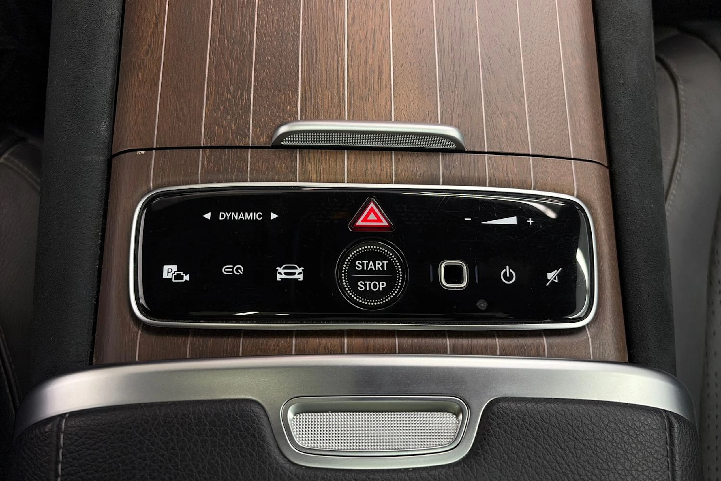 Musta Mercedes-Benz EQE SUV 2023 kuva 38.