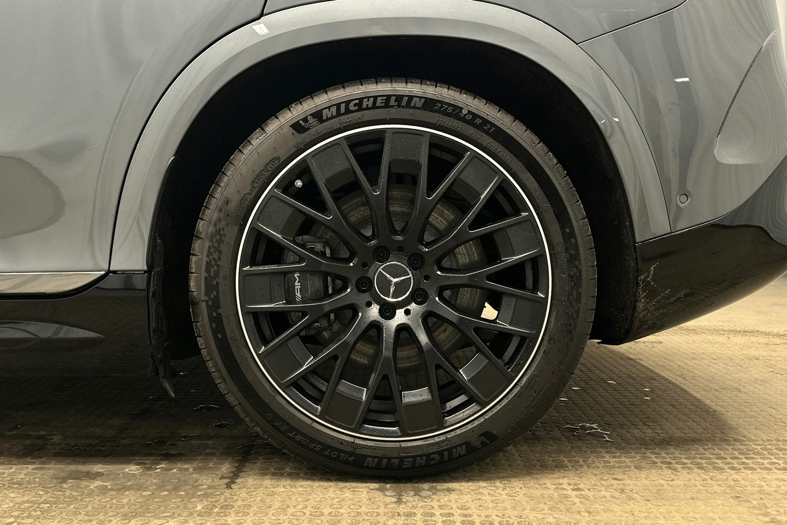 harmaa Mercedes-Benz EQE SUV 2023 kuva 10.