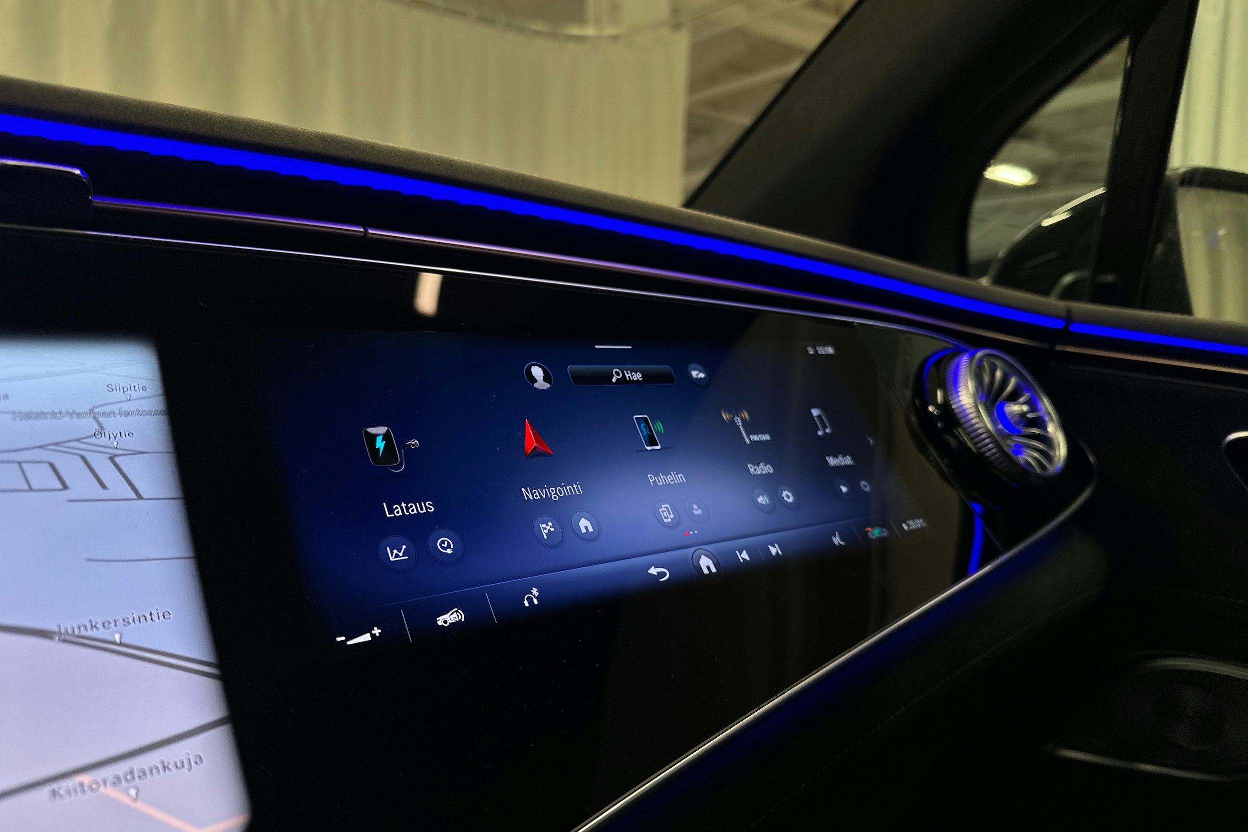 harmaa Mercedes-Benz EQE SUV 2023 kuva 30.