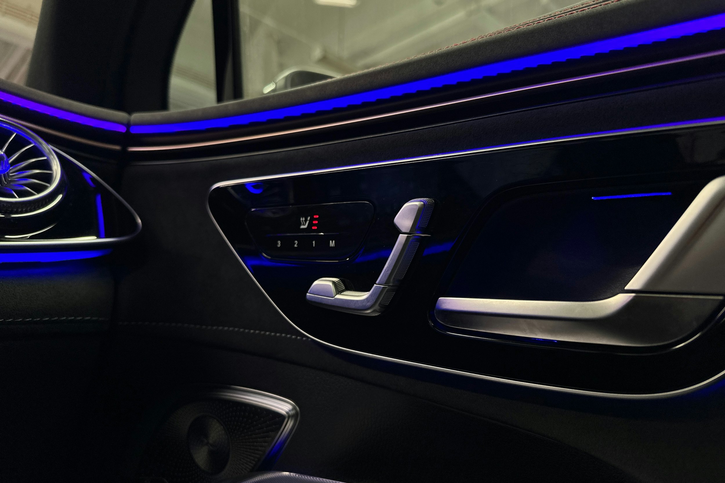 harmaa Mercedes-Benz EQE SUV 2023 kuva 32.