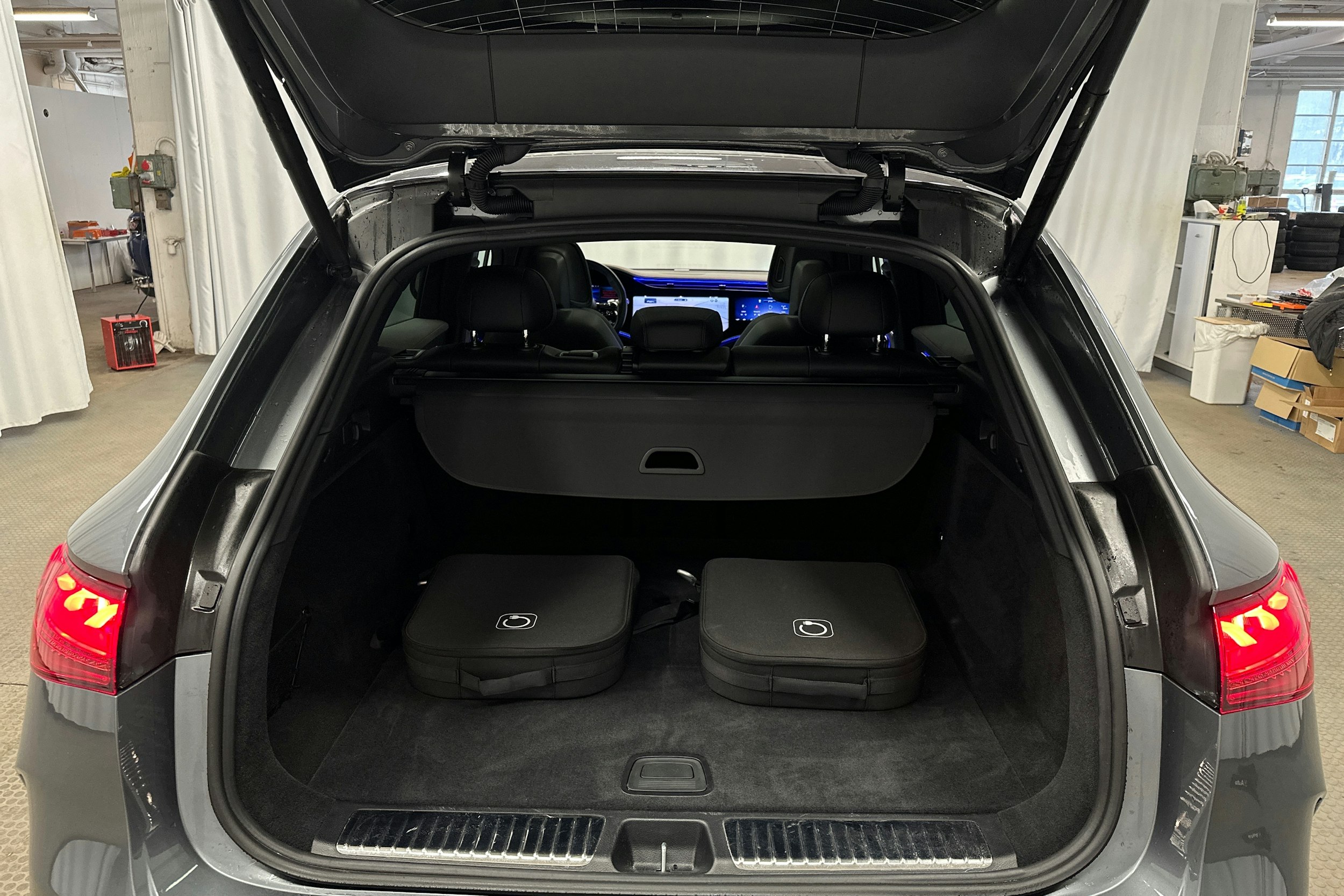 harmaa Mercedes-Benz EQE SUV 2023 kuva 38.