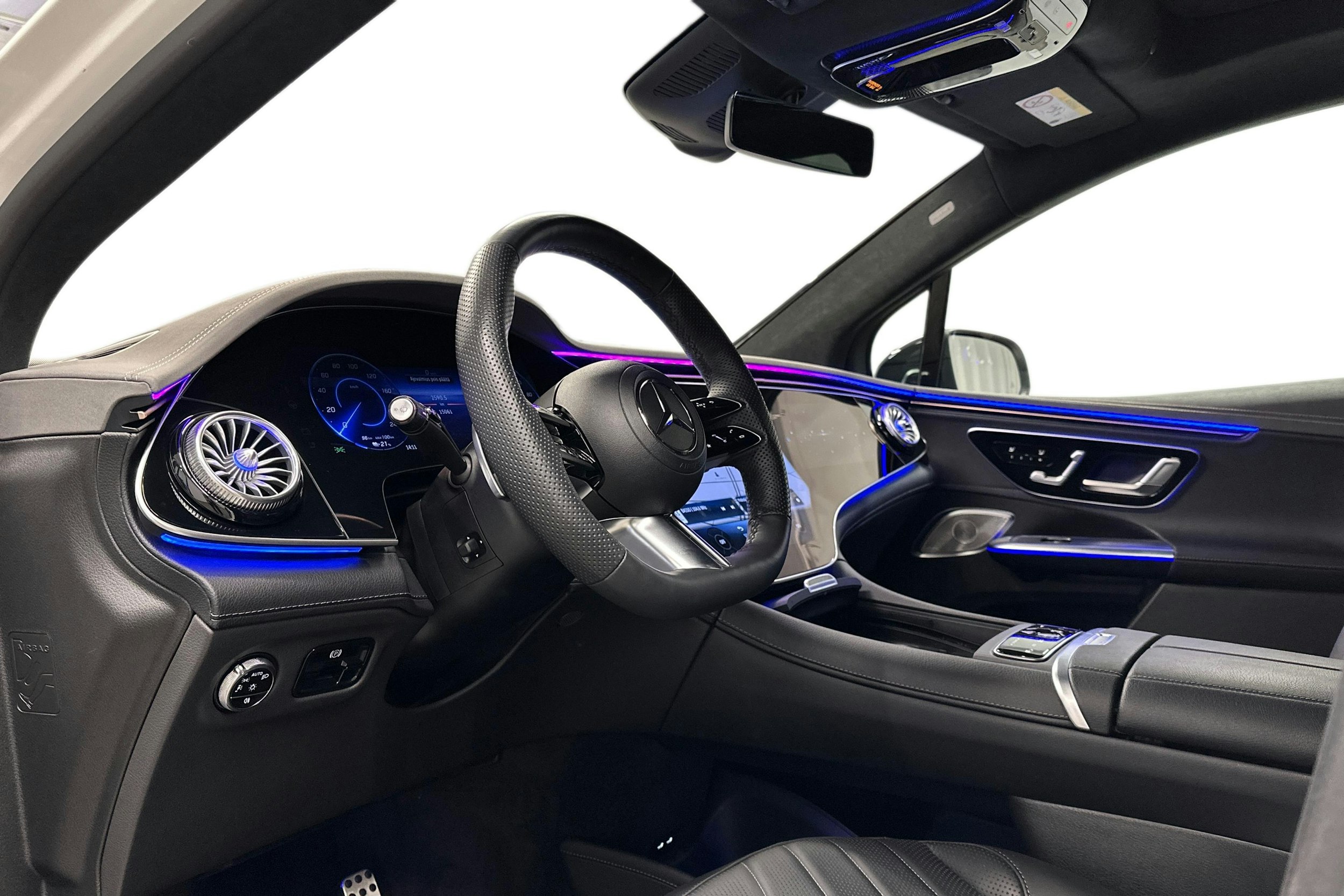 valkoinen Mercedes-Benz EQE SUV 2023 kuva 7.