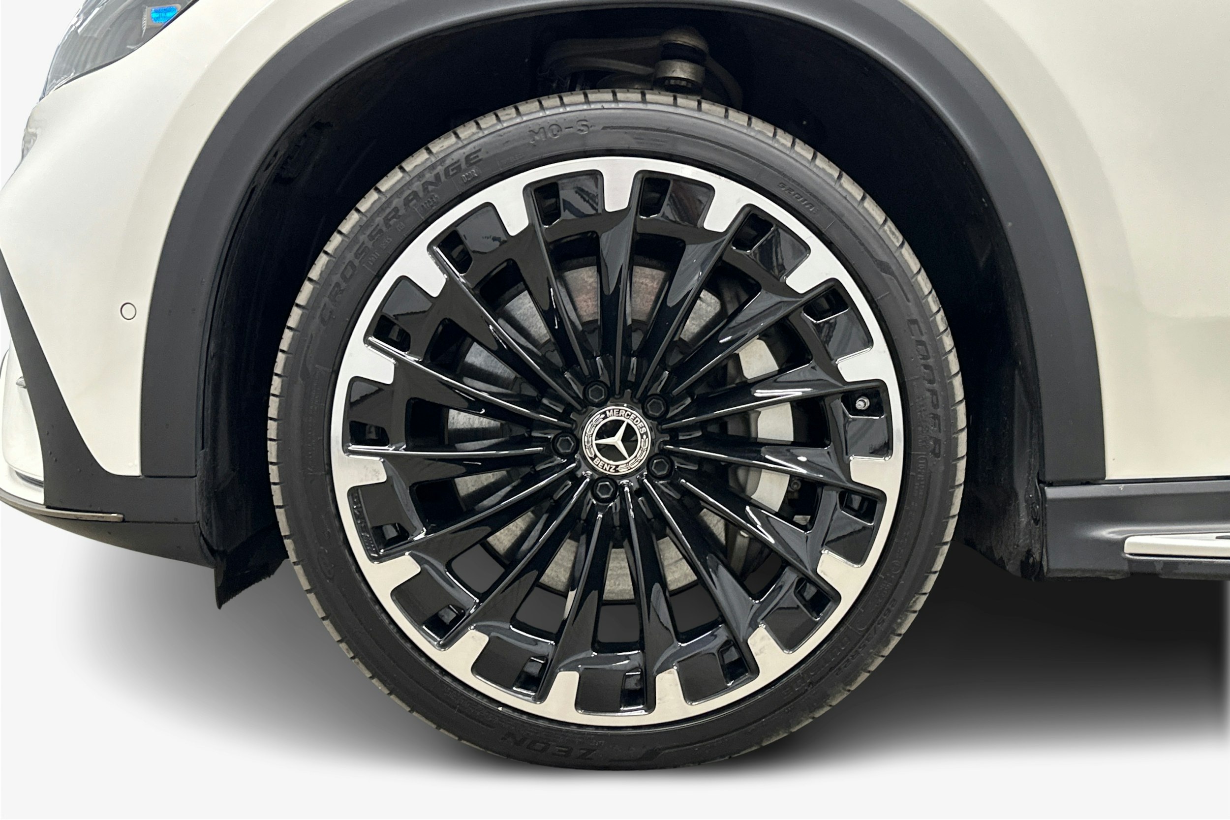 valkoinen Mercedes-Benz EQE SUV 2023 kuva 11.