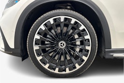 valkoinen Mercedes-Benz EQE SUV 2023 kuva 11.