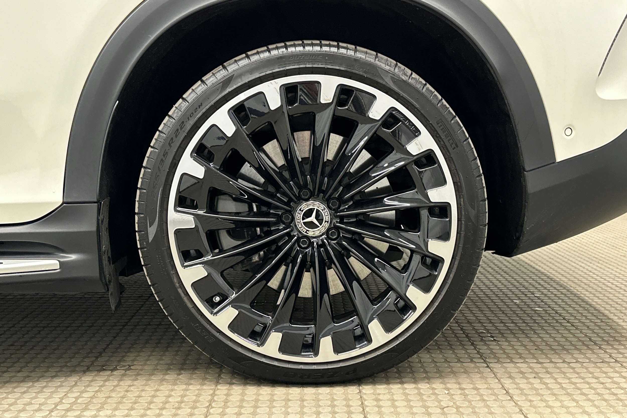 valkoinen Mercedes-Benz EQE SUV 2023 kuva 13.