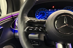 valkoinen Mercedes-Benz EQE SUV 2023 kuva 14.