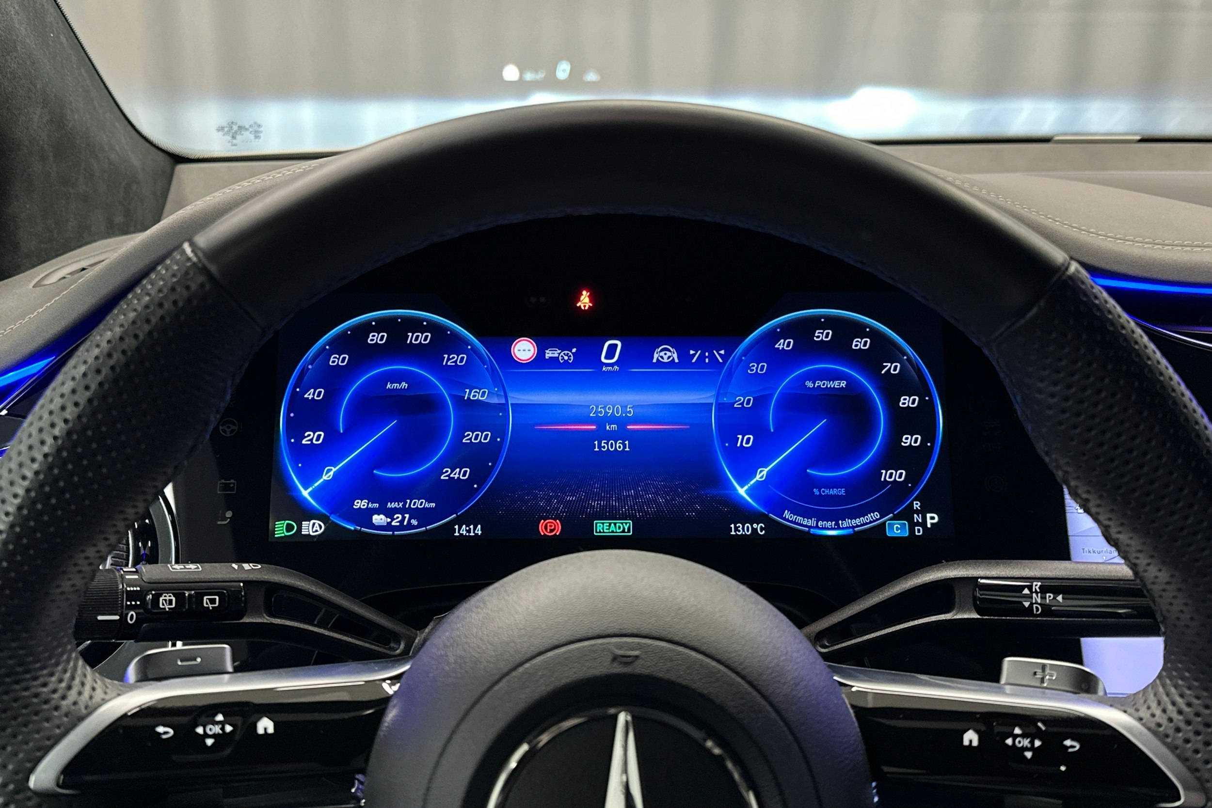 valkoinen Mercedes-Benz EQE SUV 2023 kuva 16.