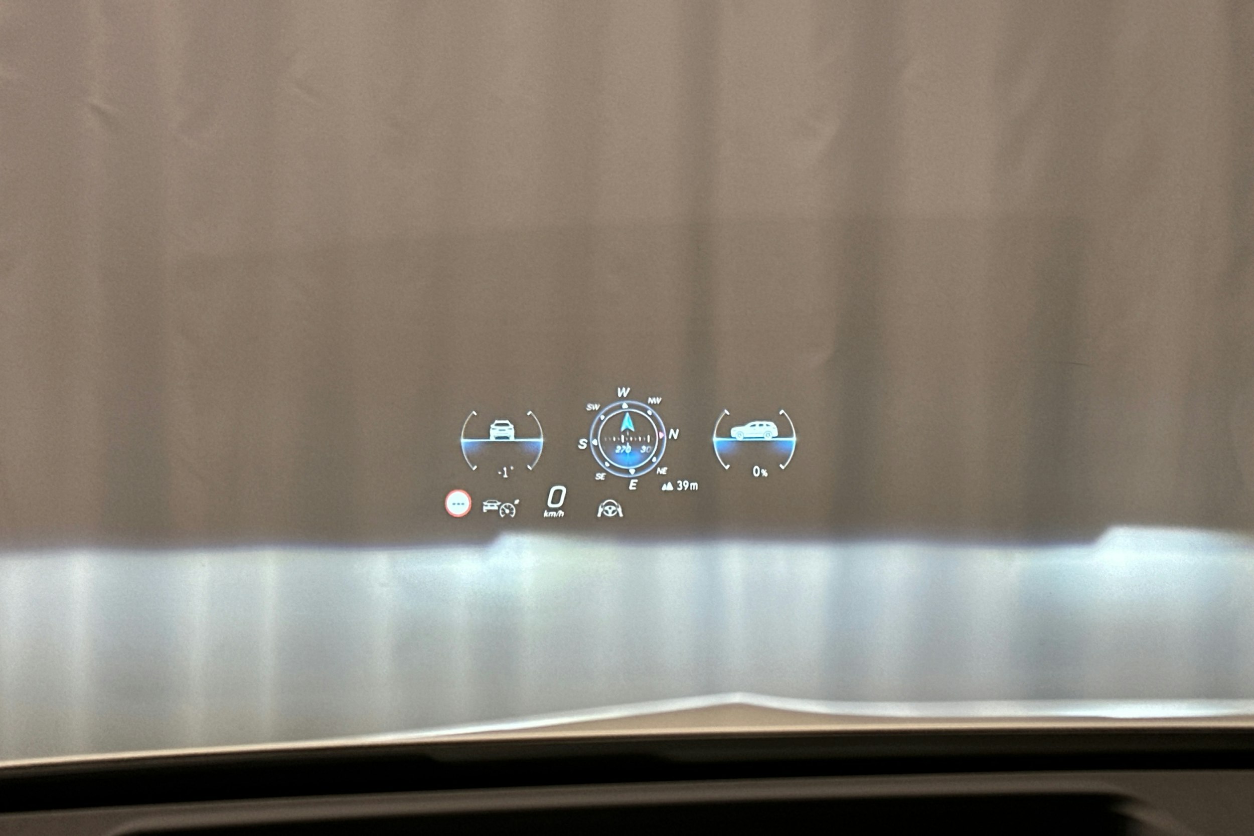 valkoinen Mercedes-Benz EQE SUV 2023 kuva 17.