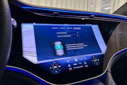 valkoinen Mercedes-Benz EQE SUV 2023 kuva 19.